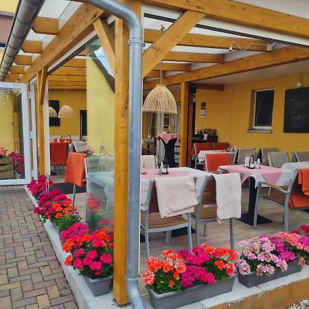 Gasthaus Zur Hecke เชินเนอเฟลด์ ภายนอก รูปภาพ